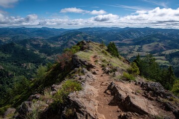 Fototapeta premium Summit perspective of a lesser known Oregon trail featuring nearly 1000 feet of elevation gain within under a mile