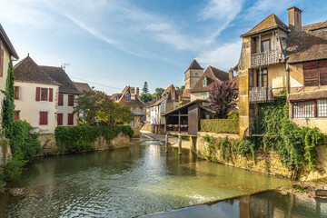 Obraz premium Picturesque salies de bearn village reflecting on the calm river in france