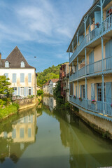 Obraz premium Canal reflecting traditional houses in salies de bearn, france