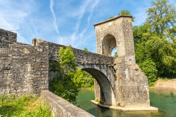 Obraz premium Medieval bridge crossing the gave d'oloron river in sauveterre de bearn, france