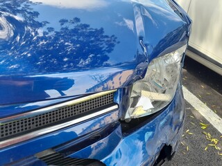Macchina da demolire a causa di un incidente frontale - business