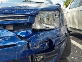 Macchina da demolire a causa di un incidente frontale - business
