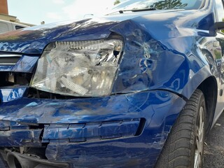Macchina da demolire a causa di un incidente frontale - business
