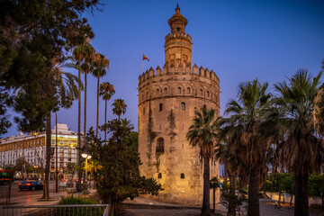 Sevilla, España. 1 de julio de 2025. Las amplias calles arboladas cerca del centro histórico de...