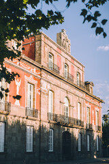 Obraz premium Elegant historic building with pink stone facade in Ciutadella Park, Barcelona