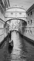 Gondola sotto il ponte del sospiro
