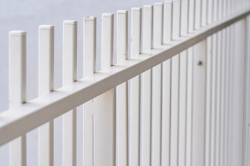 Zoom sur une barri&egrave;re classique en acier peint couleur cr&egrave;me, mettant en avant sa texture et son design simple.