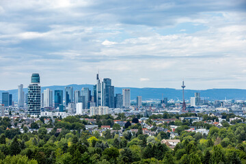 Wanderung zum Aussichtspunkt Goetheturm mit einem fantastischen Ausblick über die Mainmetropole von Frankfurt am Main - Hessen - Deutschland