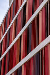 Façade architecturale d’un bâtiment composée de barres en fer de diamètres variés et dans...