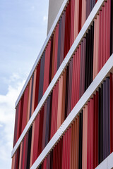 Façade architecturale d’un bâtiment composée de barres en fer de diamètres variés et dans...