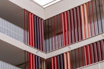 Façade architecturale d’un bâtiment composée de barres en fer de diamètres variés et dans...