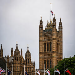Fototapeta premium Monumentalna Wieża Wiktorii (Victoria Tower) wznosząca się na południowym krańcu Pałacu Westminsterskiego, widziana od północnego zachodu. Została ukończona w 1860 roku jako archiwum Parlamentu.