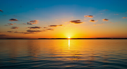 Obraz premium Golden sunset paints the sky and reflects on the sea