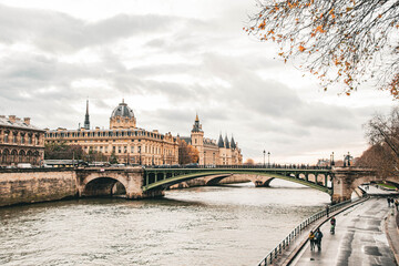 Obraz premium Bridge over River Seine at Sunset in Paris