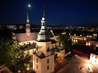 Kielce - Polska - centrum miasta, rynek , katedra nocą nagrane dronem  © Konrad