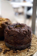 pastel magdalena de chocolate con pepitas de chocolate