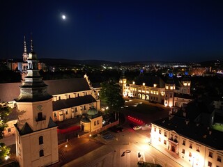 Kielce - Polska - centrum miasta, rynek , katedra nocą nagrane dronem 