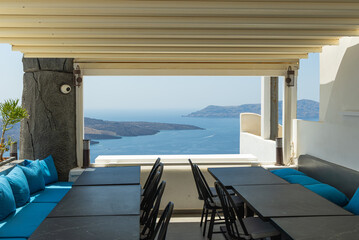 Terrasse avec vue sur la mer Égée à Santorin, idéal pour des repas en plein air et des moments...