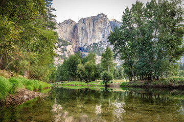 Fototapeta premium Serene Mountain Retreat by Majestic Yosemite Falls