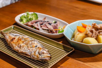 Japanese home dinner / 焼き魚と肉じゃがの夕食
