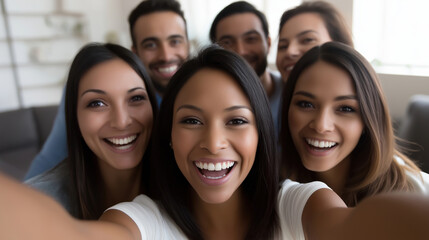 Obraz premium Friends enjoying a fun gathering indoors with smiles and laughter in a cozy setting