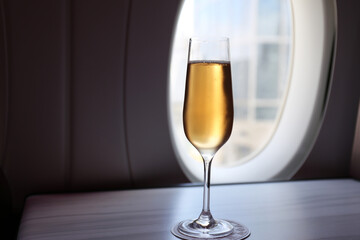 海外旅行　飛行機のビジネスクラス　搭乗時のシャンパンサービス