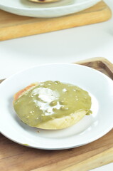 Serabi dengan topping selai matcha, camilan tradisional Indonesia.