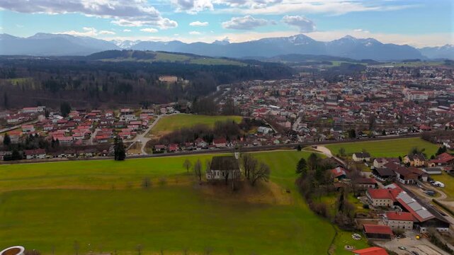 St. Vitus und Anna in Ettendorf ist Filialkirche der roemisch-katholischen Traunsteiner Pfarrkirche St. Oswald, auch bekannt als Ettendorfer Kircherl in Deutschland, Bayern Luftbild mit Stadtansicht. 