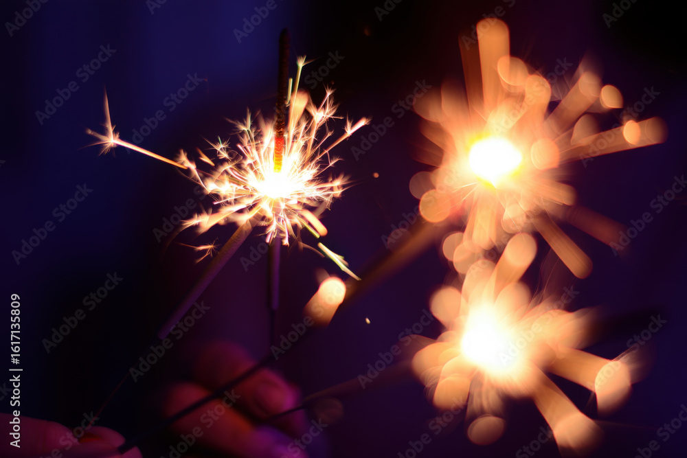 Aufkleber illuminating the night a captivating display of sparklers casting a warm glow against a dark backdro