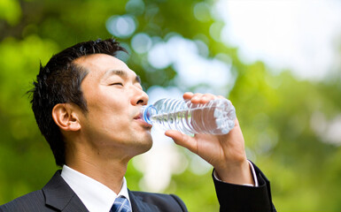 水を飲むビジネスマン