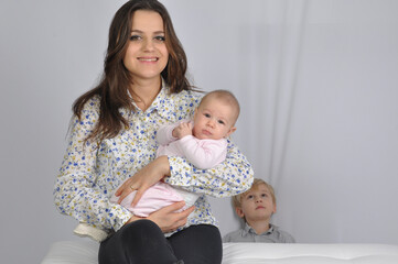 mãe com filha bebé fofa , maternidade com amor 