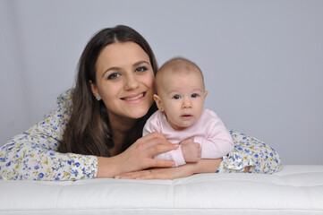 mãe com filha bebé fofa , maternidade com amor 