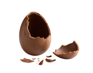  Ovo de chocolate ao leite partido ao meio sobre bancada de mármore branco, com casca rachada visível – tema de Páscoa – AI gerado