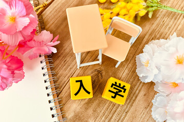 入学の文字と机・学校の新生活が始まる