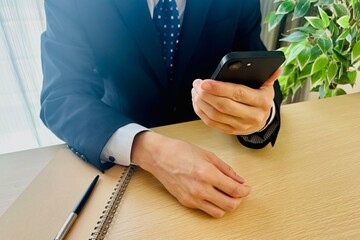 スマートフォンを操作するビジネスマン