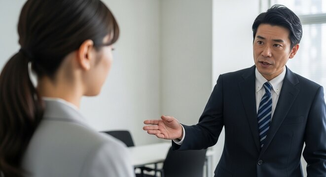 真剣な指導：部下の成長を促す日本人男性社員