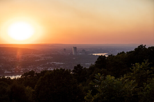 Sonnenuntergang &uuml;ber dem Petersberg mit Blick auf Bonn. Durch Waldbr&auml;nde in Windeck im Rhein-Sieg-Kreis und im nordhessischen Haiger ziehen Rauchwolken &uuml;ber das Rheinland und tr&uuml;bt dabei die Sonne.