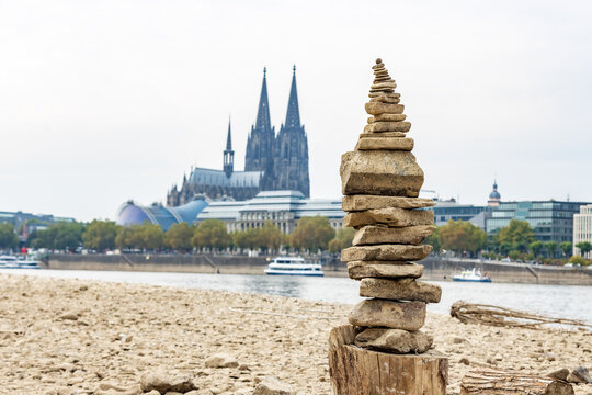 Ein in Kegelform aufgeh&auml;uftes Steingebilde eines unbekannten K&uuml;nstlers - Niedrigwasser in K&ouml;ln Deutz 