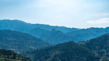 Obraz premium Vast Mountain Range Landscape in Soft Blue Light