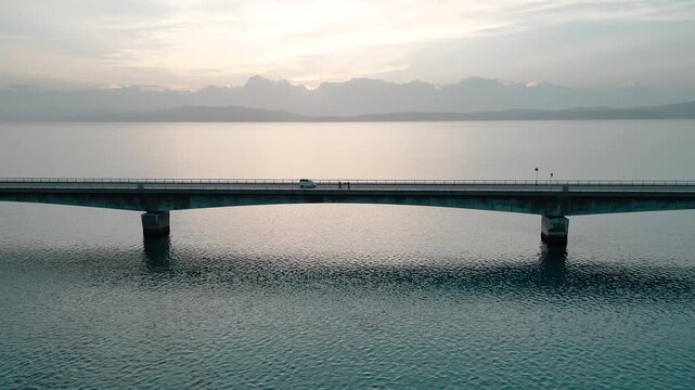 오키나와 코우리 대교: 에메랄드빛 바다 위를 가로지르는 아름다운 다리 드론 영상
( Okinawa Kouri Bridge: Drone Footage of a Beautiful Bridge Spanning Emerald Green Ocean )