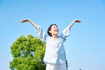 屋外で深呼吸をする女性