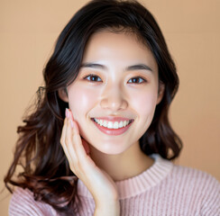 Fototapeta premium 頬に手を当てる若い女性/Young woman with hand on cheek