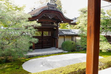 永観堂禅林寺の初秋の庭園の風景