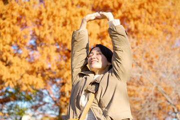 女性　ミドルエイジ　紅葉　伸び
