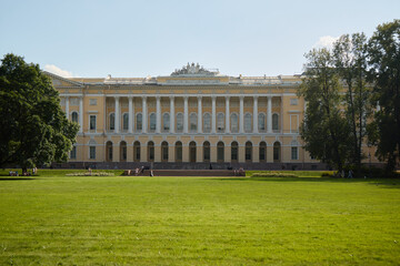 Obraz premium Elegant Neoclassical Architecture Majestically Surrounded by Exquisite Lush Greenery