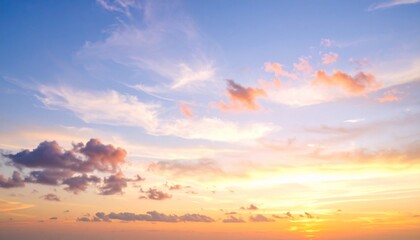 Obraz premium Heavenly Sunset Panorama: A Serene Vista of Cloudscape