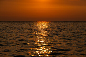 Obraz premium sunlight-reflected sea during sunset