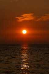 Obraz premium view of the sunset over the sea at the island