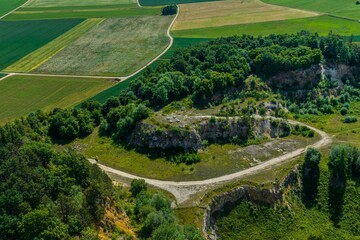 Der Geopark Ries  in Nordschwaben von oben - Blick in den Erlebnissteinbruch Lindle bei Nördlingen