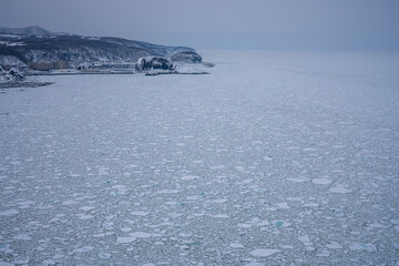 冬の知床・ウトロ海岸と流氷の風景 / Drift Ice along the Utoro Coastline in...